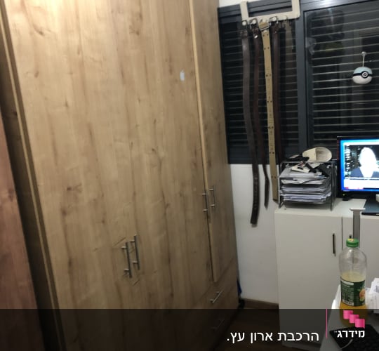 ארון עץ עם ידיות מתכת בחדר עבודה